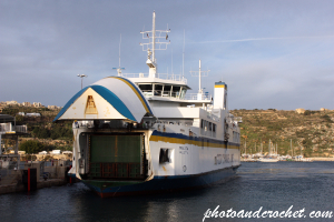 El ferry Melita llegando al puerto de Mġarr, Gozo