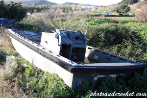 Barco de trabajo abandonado al borde de un campo