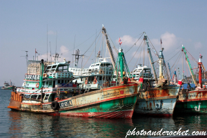 Barcos de pesca tailandeses amarrados en el puerto de Samae San
