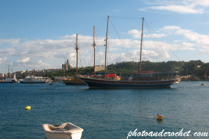 Barcos turísticos y goletas turcas en el puerto de Marsamxett, Malta