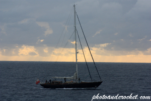 เรือใบล่องเลาะชายฝั่งมอลตาในยามเย็น