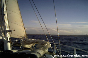 Segelboot nähert sich der Küste Maltas