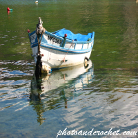 Daisa maltesa tradicional amarrada en la bahía de Gnejna