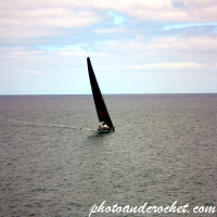 Yate de regata entrenando en amura de estribor frente a Malta