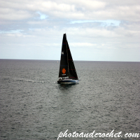 Yate de regata entrenando frente a la costa de Malta