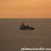 Barco pesquero fondeado al atardecer frente a Anchor Bay, Malta