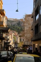 Enge Straße in Athen mit Blick auf die Akropolis