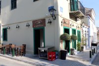 Taberna Tradicional en una Esquina de Atenas