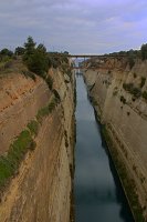 Vista centrada a lo largo del Canal de Corinto, Grecia