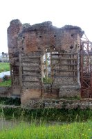 กำแพงอิฐดินดิบที่น่าจะยังคงเหลืออยู่ของโรงอาบน้ำโรมัน เมืองอาร์กอส