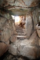 Vue intérieure du passage vers la citerne souterraine de Mycènes