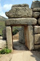 ประตูรองแบบไซโคลเปียนในแหล่งโบราณคดีไมซีนี